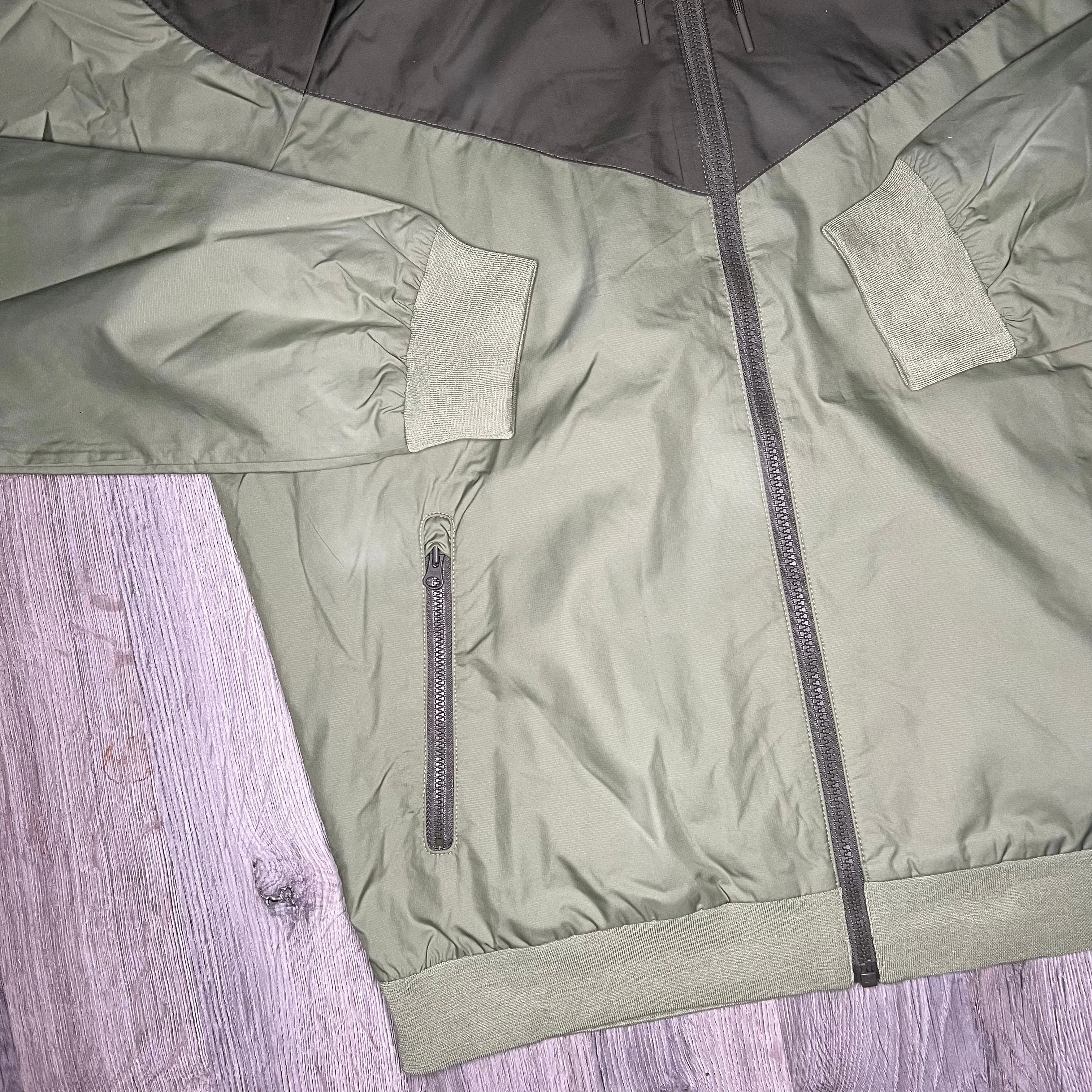 Nike Windrunner Jacket - Alligator Green / Medium Olive