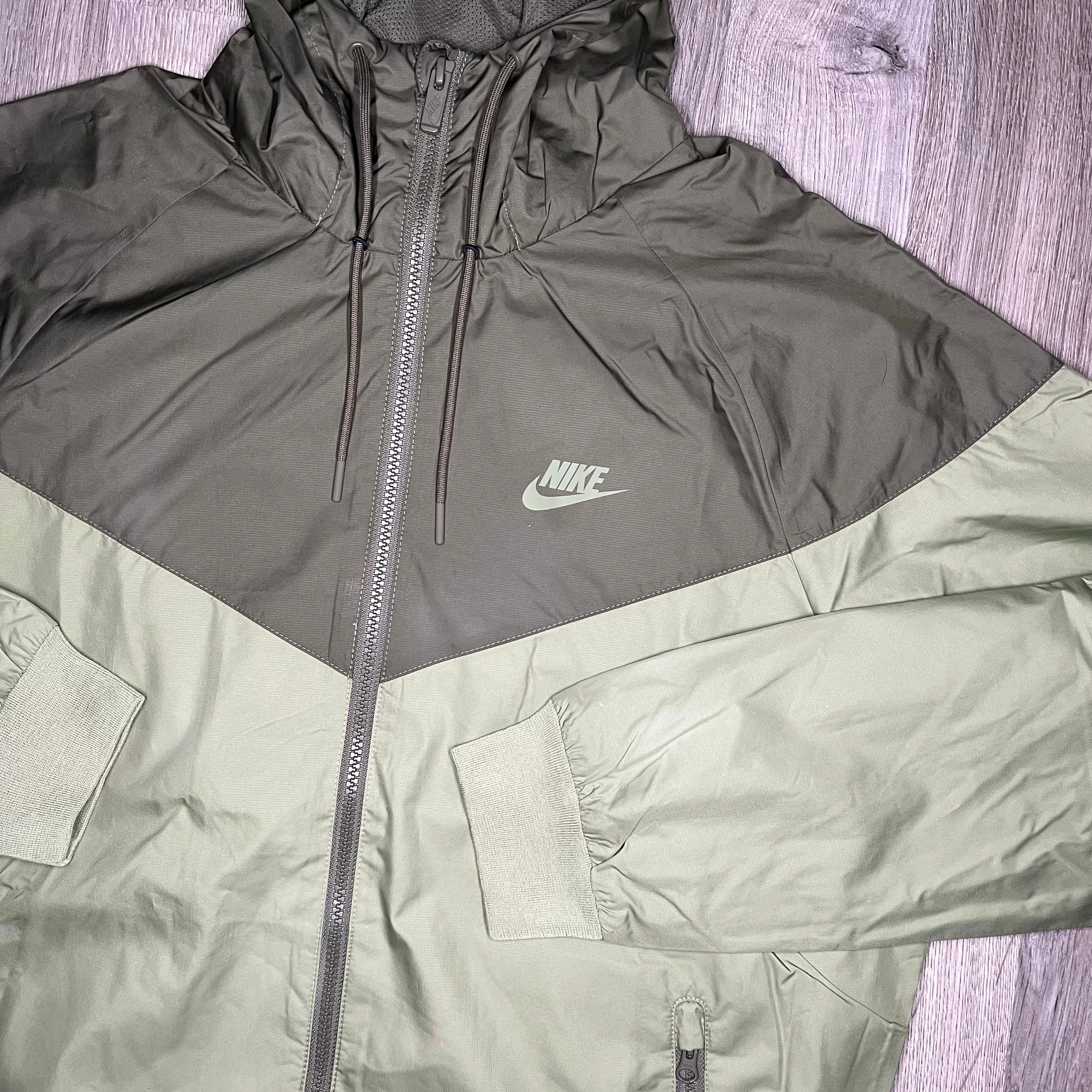 Nike Windrunner Jacket - Alligator Green / Medium Olive